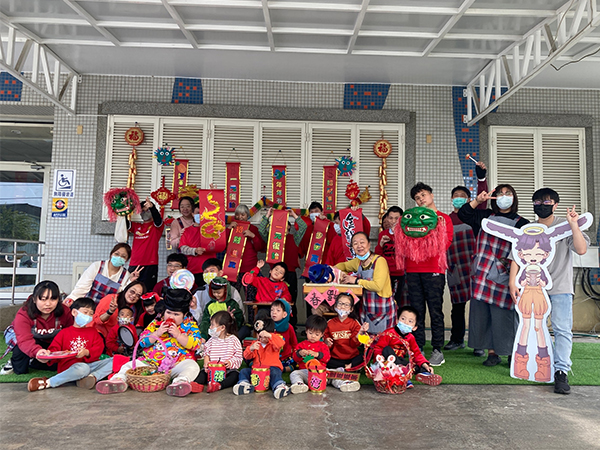 嘉市府送暖至晨光 加碼加菜金助天使健康長大(標題圖檔)